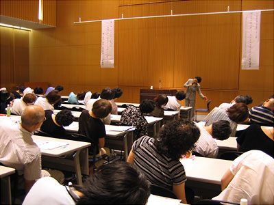 講師の鶴先生による臨床動作法の実演