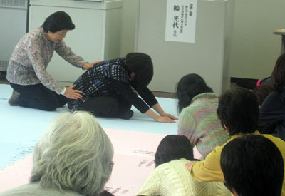 腰をゆるめる動作などの実技