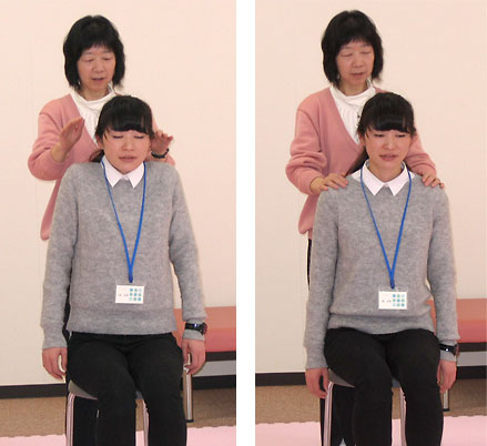 肩の上げ下げ(一人が手を添えながら肩を動かして、弛めます)